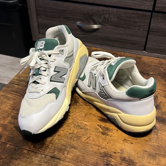 New Balance Other - *NEW* White/Green New Balance 580, size 10